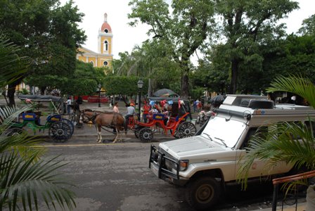 Unterschiedliche Transportmittel in Granada, Nicaragua