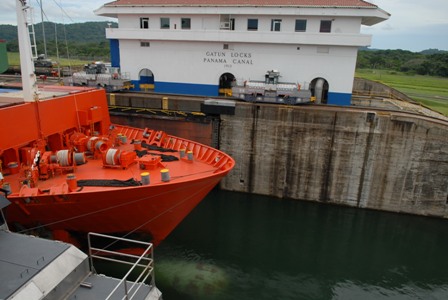 Durchfahrt bei geöffneter Schleuse