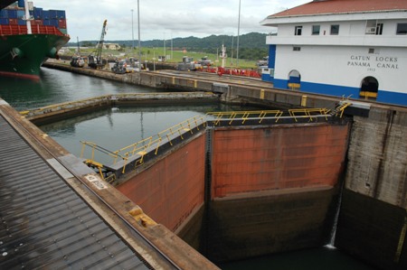 geschlossene Gatun-Schleuse im Panama Kanal 